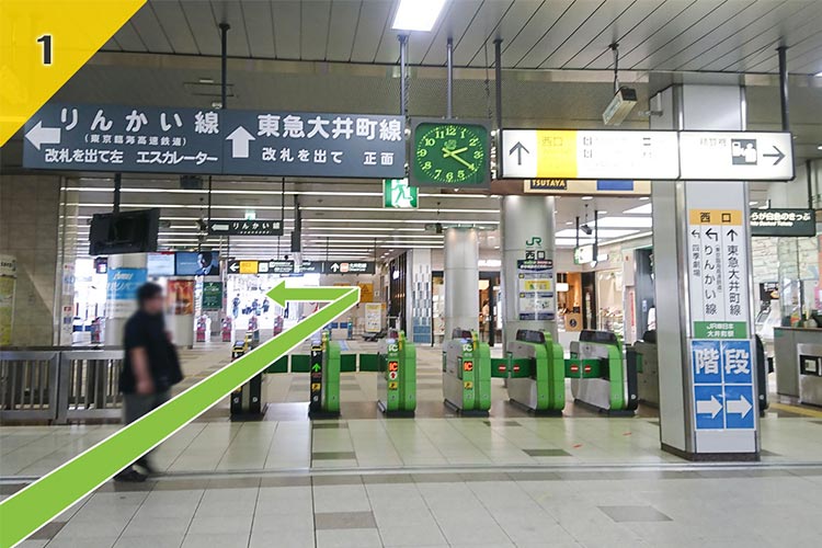 JR改札を出て左へ進みます。東急大井町線の改札からは右手へ進みます。