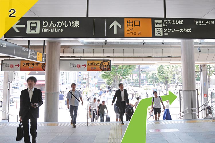 西口出口を出て右手方向へ進みます。