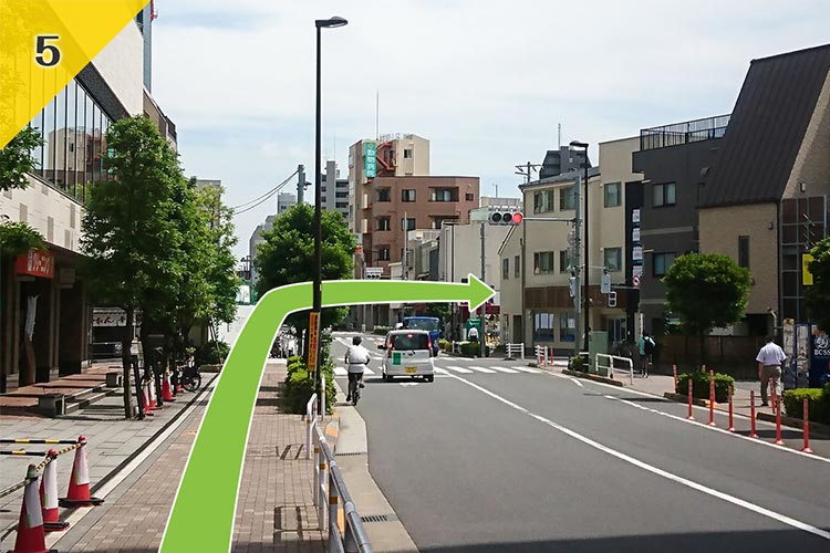 そのまま直進し、右手の一本橋交差点の信号を渡ります。