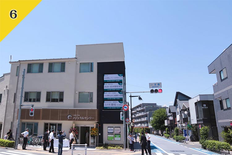 信号を渡りますと当院のビル「大井２丁目メディカルセンター」が見えてきます。こちらのビルの1階です。