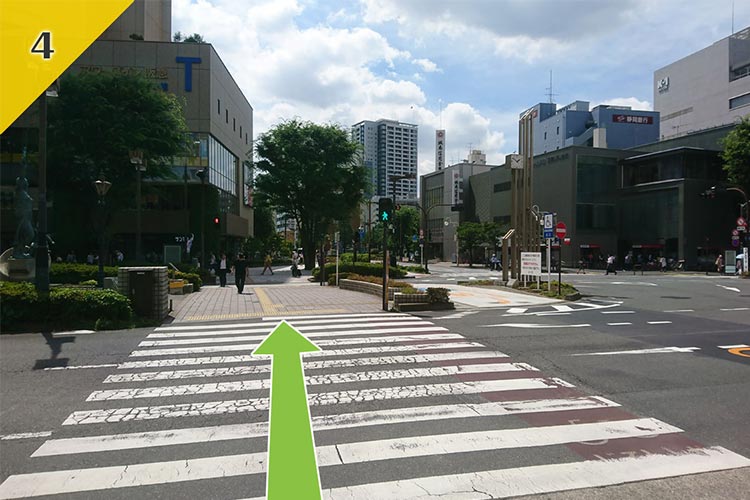 アワーズイン阪急を左手に駅前の交差点を渡ります。