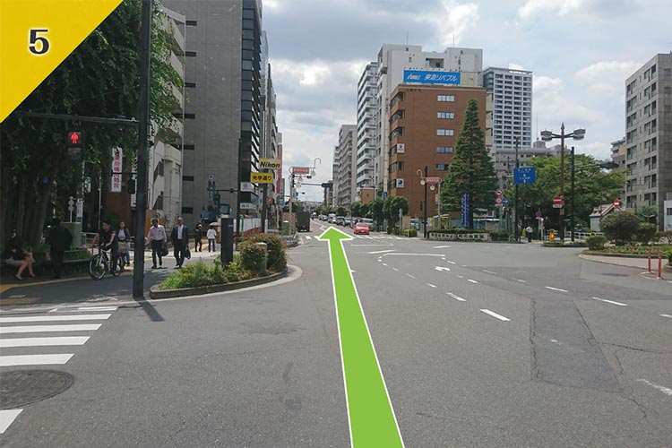 駅前中央通りを直進します。