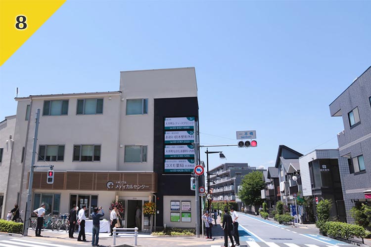左手に当院のビル「大井２丁目メディカルセンター」が見えてきます。こちらのビルの1階です。